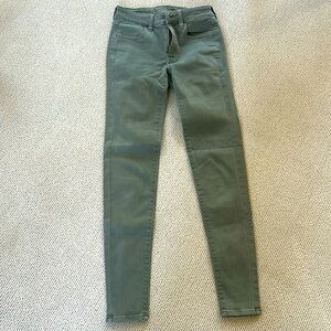 🌿American Eagle army green denim next level stretch jeans size 0🌿